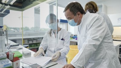 Ministerpräsident Armin Laschet besucht ein Corona-Virus-Test-Labor