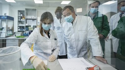 Ministerpräsident Armin Laschet besucht ein Corona-Virus-Test-Labor