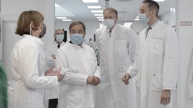 Ministerpräsident Armin Laschet besucht ein Corona-Virus-Test-Labor