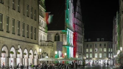 Nordrhein-Westfalen leuchtet: Zum 74. Landesgeburtstag erstrahlen historische Bauwerke in den Landesfarben