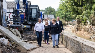 Bundeskanzlerin Angela Merkel und Ministerpräsident Armin Laschet in Bad Münstereifel