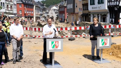 Bundeskanzlerin Angela Merkel und Ministerpräsident Armin Laschet in Bad Münstereifel