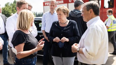 Bundeskanzlerin Angela Merkel und Ministerpräsident Armin Laschet in Bad Münstereifel