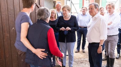 Bundeskanzlerin Angela Merkel und Ministerpräsident Armin Laschet in Bad Münstereifel