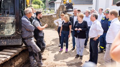Bundeskanzlerin Angela Merkel und Ministerpräsident Armin Laschet in Bad Münstereifel