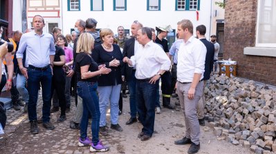 Bundeskanzlerin Angela Merkel und Ministerpräsident Armin Laschet in Bad Münstereifel