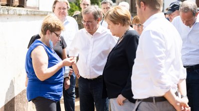 Bundeskanzlerin Angela Merkel und Ministerpräsident Armin Laschet in Bad Münstereifel
