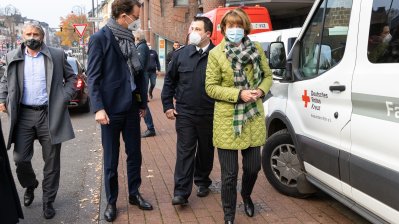 Ministerpräsident Wüst und Oberbürgermeisterin Reker besuchen mobiles Impfangebot in Köln Kalk