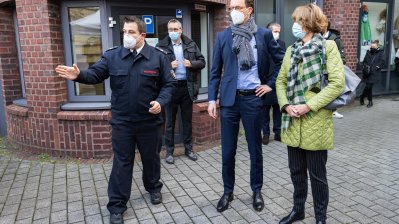 Ministerpräsident Wüst und Oberbürgermeisterin Reker besuchen mobiles Impfangebot in Köln Kalk