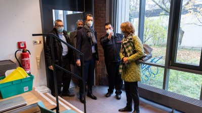 Ministerpräsident Wüst und Oberbürgermeisterin Reker besuchen mobiles Impfangebot in Köln Kalk