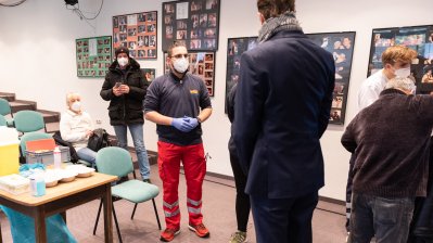 Ministerpräsident Wüst und Oberbürgermeisterin Reker besuchen mobiles Impfangebot in Köln Kalk