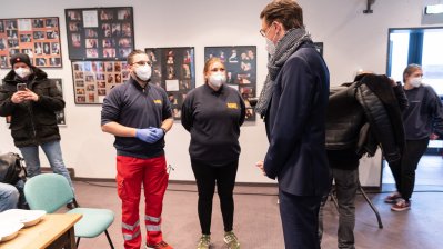 Ministerpräsident Wüst und Oberbürgermeisterin Reker besuchen mobiles Impfangebot in Köln Kalk