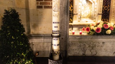 Kerze vor der Kirche