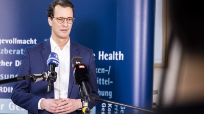 Ministerpräsident Hendrik Wüst tauscht sich an Heiligabend gemeinsam mit dem Oberbürgermeister der Stadt Essen, Thomas Kufen, mit Soldatinnen und Soldaten der Bundeswehr aus, die die Gesundheitsbehöre Essen bei der Kontaktnachverfolgung und telefonischen Betreuung von coronainfizierten Personen über die Weihnachtsfeiertage unterstützen. 