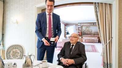 Ministerpräsident Wüst ehrt Heinz Becker aus Steinheim mit dem Landesverdienstorden
