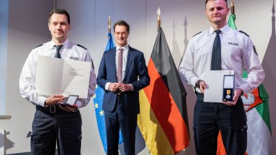 Ministerpräsident Hendrik Wüst verleiht die Rettungsmedaille des Landes Nordrhein-Westfalen 