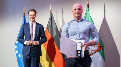 Ministerpräsident Hendrik Wüst verleiht die Rettungsmedaille des Landes Nordrhein-Westfalen 