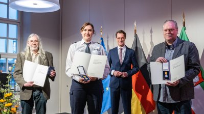 Ministerpräsident Hendrik Wüst verleiht die Rettungsmedaille des Landes Nordrhein-Westfalen