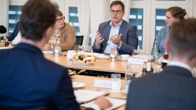 Ministerpräsident Hendrik Wüst im Austausch mit Einsamkeitsexperten der Enquetekommission Einsamkeit