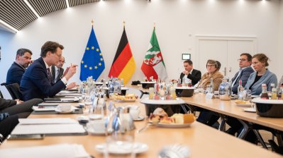 Ministerpräsident Hendrik Wüst im Austausch mit Einsamkeitsexperten der Enquetekommission Einsamkeit