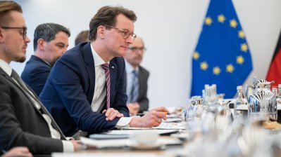 Ministerpräsident Hendrik Wüst im Austausch mit Einsamkeitsexperten der Enquetekommission Einsamkeit