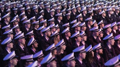 Viele Polizisten im Publikum