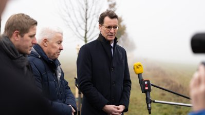 Ministerpräsident Hendrik Wüst pflanzt Erinnerungsbaum im Gedenken an die Opfer der Hochwasserkatastrophe in Nordrhein-Westfalen