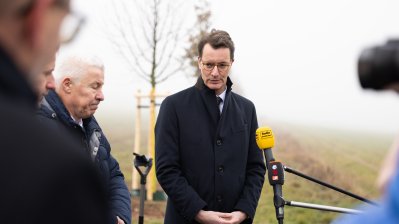 Ministerpräsident Hendrik Wüst pflanzt Erinnerungsbaum im Gedenken an die Opfer der Hochwasserkatastrophe in Nordrhein-Westfalen