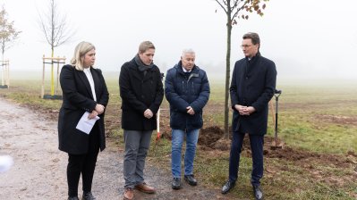 Ministerpräsident Hendrik Wüst pflanzt Erinnerungsbaum im Gedenken an die Opfer der Hochwasserkatastrophe in Nordrhein-Westfalen