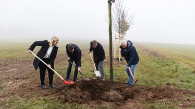 Ministerpräsident Hendrik Wüst pflanzt Erinnerungsbaum im Gedenken an die Opfer der Hochwasserkatastrophe in Nordrhein-Westfalen