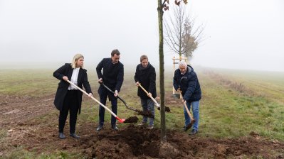 Ministerpräsident Hendrik Wüst pflanzt Erinnerungsbaum im Gedenken an die Opfer der Hochwasserkatastrophe in Nordrhein-Westfalen