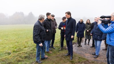 Ministerpräsident Hendrik Wüst pflanzt Erinnerungsbaum im Gedenken an die Opfer der Hochwasserkatastrophe in Nordrhein-Westfalen