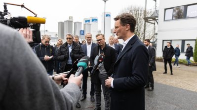 Ministerpräsident Hendrik Wüst besucht Infineon Technologies AG in Warstein