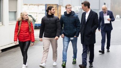 Ministerpräsident Hendrik Wüst besucht Infineon Technologies AG in Warstein