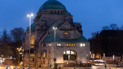 Ministerpräsident Hendrik Wüst nimmt am Festakt zum Entzünden der fünften Chanukka-Kerze in der Alten Synagoge Essen teil