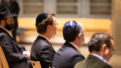 Ministerpräsident Hendrik Wüst nimmt am Festakt zum Entzünden der fünften Chanukka-Kerze in der Alten Synagoge Essen teil