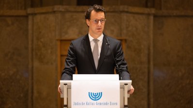 Ministerpräsident Hendrik Wüst nimmt am Festakt zum Entzünden der fünften Chanukka-Kerze in der Alten Synagoge Essen teil