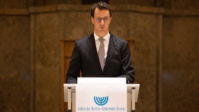 Ministerpräsident Hendrik Wüst nimmt am Festakt zum Entzünden der fünften Chanukka-Kerze in der Alten Synagoge Essen teil
