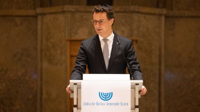 Ministerpräsident Hendrik Wüst nimmt am Festakt zum Entzünden der fünften Chanukka-Kerze in der Alten Synagoge Essen teil