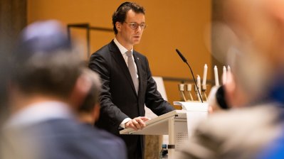 Ministerpräsident Hendrik Wüst nimmt am Festakt zum Entzünden der fünften Chanukka-Kerze in der Alten Synagoge Essen teil