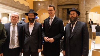 Ministerpräsident Hendrik Wüst nimmt am Festakt zum Entzünden der fünften Chanukka-Kerze in der Alten Synagoge Essen teil