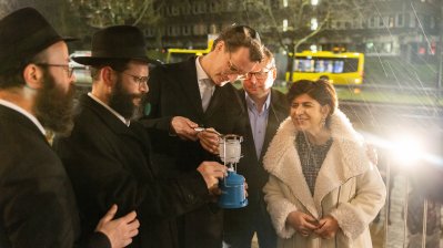 Ministerpräsident Hendrik Wüst nimmt am Festakt zum Entzünden der fünften Chanukka-Kerze in der Alten Synagoge Essen teil