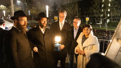 Ministerpräsident Hendrik Wüst nimmt am Festakt zum Entzünden der fünften Chanukka-Kerze in der Alten Synagoge Essen teil
