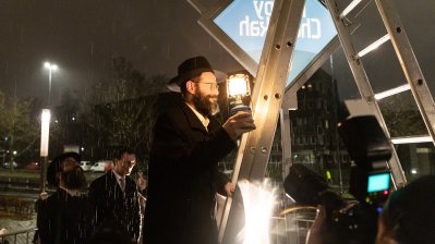 Ministerpräsident Hendrik Wüst nimmt am Festakt zum Entzünden der fünften Chanukka-Kerze in der Alten Synagoge Essen teil