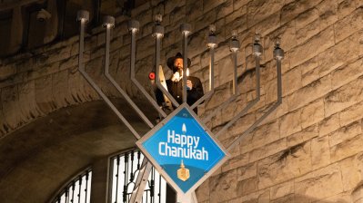 Ministerpräsident Hendrik Wüst nimmt am Festakt zum Entzünden der fünften Chanukka-Kerze in der Alten Synagoge Essen teil