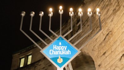 Ministerpräsident Hendrik Wüst nimmt am Festakt zum Entzünden der fünften Chanukka-Kerze in der Alten Synagoge Essen teil