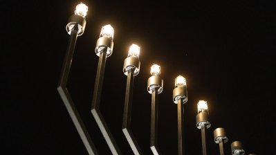 Ministerpräsident Hendrik Wüst nimmt am Festakt zum Entzünden der fünften Chanukka-Kerze in der Alten Synagoge Essen teil