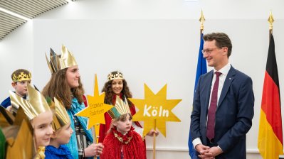 Ministerpräsident Hendrik Wüst empfängt Sternsinger zum traditionellen Dreikönigssingen