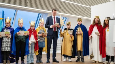 Ministerpräsident Hendrik Wüst empfängt Sternsinger zum traditionellen Dreikönigssingen