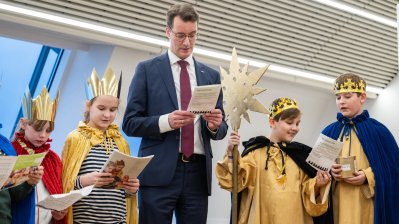 Ministerpräsident Hendrik Wüst empfängt Sternsinger zum traditionellen Dreikönigssingen